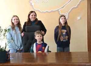 Chłopcy i dziewczynki z prezydent za jej biurkiem 