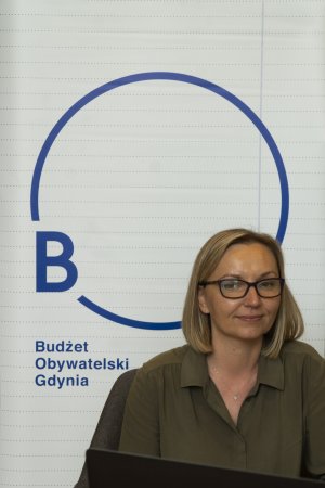 Magdalena Warmowska z Działu Diagnoz i Partycypacji Laboratorium Innowacji Społecznych w Gdyni podczas ogłoszenia wyników tegorocznej edycji Budżetu Obywatelskiego// fot. Hanna Pałczyńska