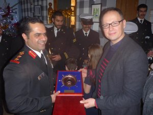 Komandor Talal Alhammadi wręczył krest z życzeniami // fot. Wojciech Mundt