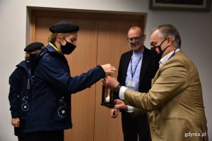 Harcerski z gdyńskiego hufca - podharcmistrzyni Weronika Bączek oraz samarytanka Julia Rybakowska odwiedziły gdyński ratusz i przekazały Betlejemskie Światło Pokoju prezydentowi Gdyni Wojciechowi Szczurkowi oraz wiceprezydentowi Michałowi Guciowi // fot. Sławomir Okoń