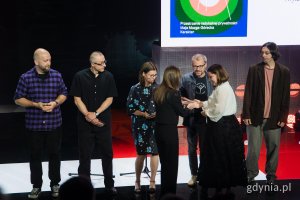 Pisarze odebrali z rąk prezydent Gdyni Aleksandry Kosiorek nominacje w kategorii esej (fot. Paweł Budziński)