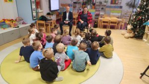 Dzieci z Przedszkola nr 56 słuchały uważnie, co do powiedzenia mieli zaproszeni goście