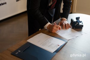 Maciej Zielonka, wiceprezydent Gdyni podpisuje dokument z nominacją (fot. Natalia Kawalerowicz) 
