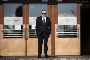 Prof. Piotr Gliński, wicepremier i Minister Kultury i Dziedzictwa Narodowego RP przed Muzeum Emigracji fot. Karol Stańczak