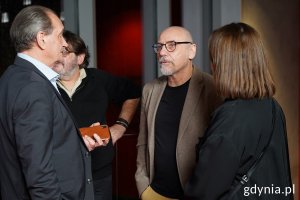 Przed salą Warszawa stoją m.in. aktorzy Wojciech Wysocki i Tomasz Sapryk