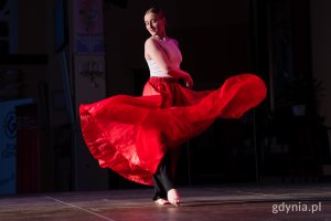 Artystka w długiej, czerwonej sukni 