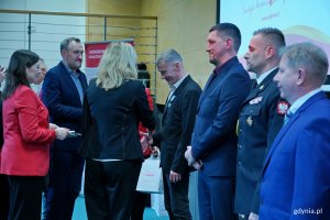 Wiceprezydent Gdyni Tomasz Augustyniak i dr hab. Marlena Robakowska &ndash; dyrektor Regionalnego Centrum Krwiodawstwa i Krwiolecznictwa w Gdańsku wręczający odznaki i legitymacje honorowym dawcom krwi z Gdyni 