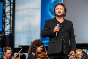 Koncert upamiętniający 30.rocznicę wizyty Jana Pawła II w Gdyni. Na zdjęciu Mietek Szcześniak. //fot. Dawid Linkowski