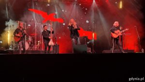 Urszula z zespołem podczas koncertu w Polsat Plus Arenie Gdynia 