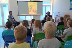 Przedszkolaki obejrzały krótkie filmy o codziennym życiu psa asystującego (fot. Magdalena Starnawska)