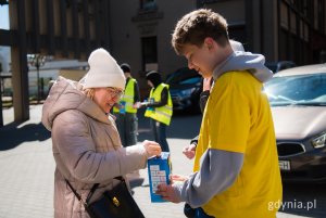 Młody wolontariusz i kobieta w r&oacute;żowej kurtce