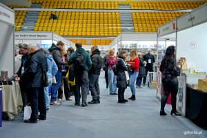 Uczestnicy Targ&oacute;w Książki w Gdyni odwiedzający stoiska wydawc&oacute;w 