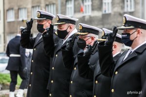 Przedstawiciele Marynarki Wojennej składają wieniec przed pomnikiem Konstytucji 3 Maja z okazji obchodów Święta Konstytucji 3 Maja // fot. Karol Stańczak
