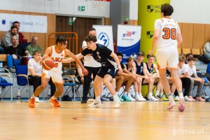 Koszykarze na boisku w trakcie meczu