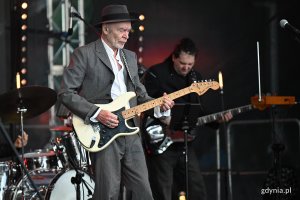 Lider grupy Voo Voo Wojciech Waglewski podczas koncertu &bdquo;Cztery żywioły&rdquo; na Bulwarze Nadmorskim