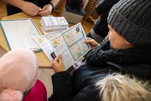 Gra miejska oparta na spektaklu &bdquo;Majka z Kajtkiem jadą trajtkiem&rdquo; (fot. Kamil Złoch)