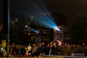 &bdquo;Zaczęło się  od morza. Baśniowa opowieść o Gdyni&rdquo;, video mapping na fasadzie urzędu miasta i widzowie