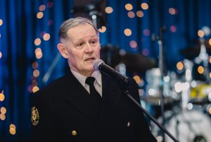 na zdjęciu mężczyzna przy mikrofonie