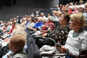 Uczestniczki i uczestnicy podczas inaguracji roku akademickiego na Uniwersytecie Trzeciego Wieku (fot. Magdalena Starnawska)
