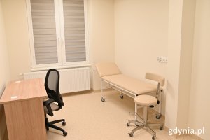 Nowy gabinet badań: biurko z krzesłem i leżanka dla pacjentów