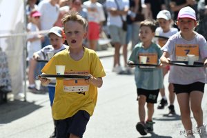 Podczas Kulinarnej Świętojańskiej nie zabrakło kluczowego punktu programu - Biegu Kelner&oacute;w. Na zdjęciu uczestnicy kategorii Junior (