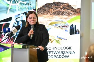 Eko Dolina podpisała umowę z wykonawcą największej inwestycji w historii sp&oacute;łki. Przemawia prezydent Gdyni Aleksandra Kosiorek. (fot. Łukasz Kamasz/gdynia.pl)