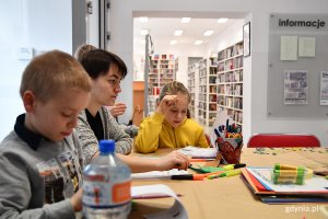 Mimo, że pierwsza połowa ferii nie uszczęśliwiła dzieci śniegiem, to jednak o nudzie nie mogło być mowy! Na zdjęciu uczestnicy zajęć w Bibliotece Wzgórze // fot. Michał Puszczewicz 