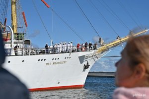 Studenci, kt&oacute;rzy odbywali praktyki na &bdquo;Darze Młodzieży&rdquo;, zgromadzeni na pokładzie podczas wpłynięcia do gdyńskiego portu 