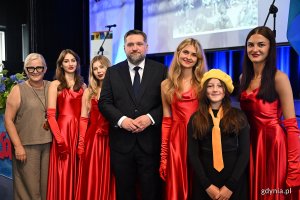 Uroczystość wręczenia odznak honorowych w Sali Koncertowej Portu Gdynia w ramach gdyńskich obchodów 45. rocznicy zakończenia strajków i podpisania porozumień sierpniowych. Przewodniczący Rady Miasta Gdyni Tadeusz Szemiot z zespołem z Młodzieżowego Domu Kultury w Gdyni i dyrektor Elżbietą Cupiał (fot. Michał Puszczewicz)