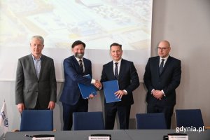 Nowa mroźnia to projekt o wartości ponad 200 mln zł. Na zdjęciu widoczni od lewej: Walery Tankiewicz, wiceprezes Portu Gdynia, Piotr Gorzeński, prezes Portu Gdynia, Maciej Ostrowski, prezes zarządu MSC Poland oraz Marek Tomczyk, członek zarządu MEDLOG Coldstore Gdynia. (fot. Łukasz Kamasz/gdynia.pl)
