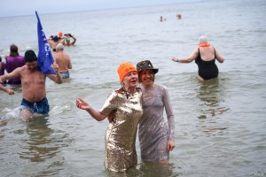 Dwie kobiety w karnawałowych strojach w morzu