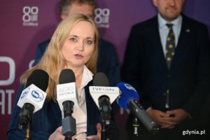 Otwarcie nowej pracowni tomografii komputerowej w CMMiT w Gdyni. Przemawia Jolanta Sobierańska-Grenda, ministra zdrowia (fot. Łukasz Kamasz)