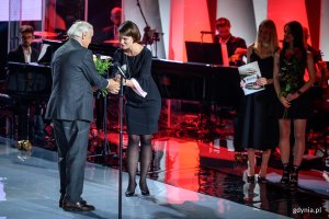 Gala Finałowa XI Festiwalu NNW. Nagrodę radiową wręcza Katarzyna Gruszecka-Spychała, wiceprezydent Gdyni // fot. Dawid Linkowski