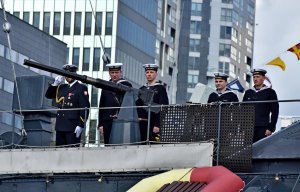 Obchody święta COM-DKM w Gdyni - salwy z "Błyskawicy", fot. Kamil Złoch