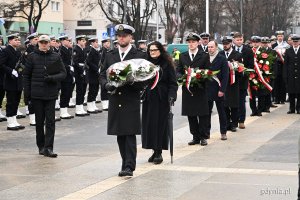 Posłanka Dorota Arciszewska-Mielewczyk składająca kwiaty podczas uroczystości z okazji 98. rocznicy nadania Gdyni praw miejskich 