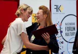 Pierwsza &bdquo;Srebrna Tabakiera Abrahama&rdquo; powędrowała do dyrektor Muzeum Kaszubskiego Barbary Kąkol. Bożena Ugowska serdecznie obejmuje laureatkę (fot. Karolina Szypelt)
