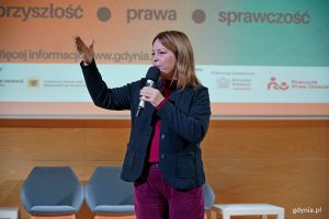 Wiceprezydentka Gdyni Oktawia Gorzeńska przemawiająca podczas konferencji „Głos młodych: sprawczość, prawa, przyszłość” 