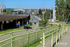 Estakada Kwiatkowskiego widziana z poziomu chodnika