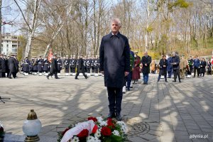 Senator Sławomir Rybicki składający kwiaty podczas uroczystości z okazji Dnia Pamięci Ofiar Zbrodni Katyńskiej na Cmentarzu Wojennym w Redłowie