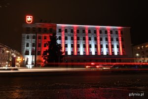 Budynek Urzędu Miasta Gdyni przy al. Marsz. Piłsudskiego oświetlony barwami narodowymi // fot. Michał Puszczewicz