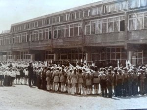 Szkoła Podstawowa nr 21 w Gdyni, przed budynkiem szkoły rok 1969 (fot. archiwum szkoły)