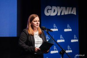 Prezydent Gdyni Aleksandra Kosiorek przemawiająca podczas gali wręczenia Nagrody Prezydent Miasta Gdyni pracownikom ochrony zdrowia 