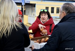 Akcja promocyjna PKA w Gdyni i Mercedesa z okazji tłustego czwartku. (fot. Kamil Złoch)