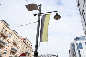 Na ulicy Świętojańskiej zawisły flagi w kaszubskich barwach i z motywem kaszubskiego haftu z okazji Dnia Jedności Kaszub&oacute;w 