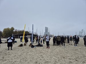 Uczestnicy treningu z Formozą w ramach kampanii „Odważni wygrywają” na plaży Śródmieście