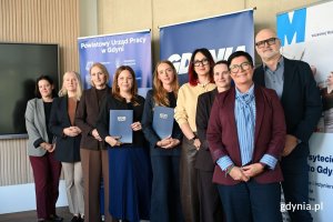 Podpisanie porozumienia odbyło się w Centrum Samorządowej Transformacji Energetycznej w PPNT. Na zdjęciu m. in.  Oktawia Gorzeńska, wiceprezydentka Gdyni, dr Maja Głuchowska-W&oacute;jcicka, dziekan Wydziału Prawa i Administracji Uniwersytetu WSB Merito w Gdańsku, dyrektorki: Monika Kucharczyk (Uniwersytet WSB Merito w Gdańsku, filia w Gdyni),Maria Maślak (PPNT), Alicja Harackiewicz (CN Experyment) i Jolanta Klauze (PUP w Gdyni) oraz Maurycy Rzeźniczak, zastępca naczelnika Wydziału Energetyki UMG
