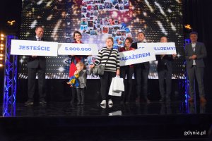 5-milionowy pasażer Portu Lotniczego Gdańsk. Na zdjęciu od lewej: marszałek województwa pomorskiego Mieczysław Struk, wiceprezydent Gdyni Katarzyna Gruszecka-Spychała, Marzena Bugajska z córką Hanią, wiceprezydent Sopotu Magdalena Czarzyńska-Jachim, wiceprezydent Gdańska Piotr Borawski, prezes Lufthansy w Polsce Frank Wagner, prezes Portu Lotniczego Gdańsk Tomasz Kloskowski // fot. J. Bronk