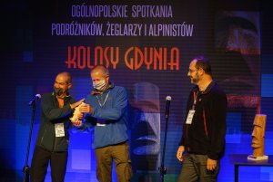 Zenon Kondratowicz i Rajmund Kondratowicz odbierają statuetkę z rąk członka Rady Kolosów // fot. Anna Rezulak