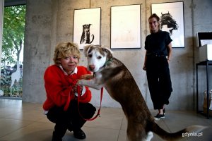 Aktorka Marianna Zydek odwiedziła wystawę ze swoim psem i spotkała się z autorką prac - Zofią Różycką // fot. Przemysław Kozłowski