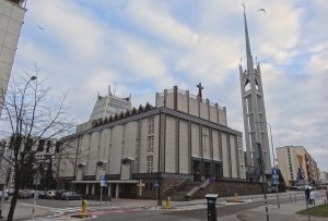 Widok od strony skrzyżowania ul. Armii Krajowej i Batorego